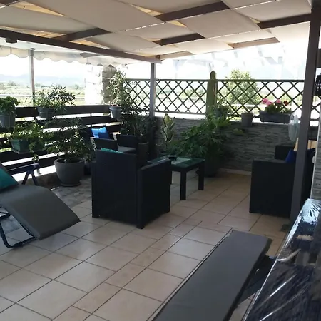 فيلة House Néa Péramos