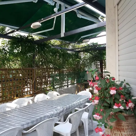 فيلة House Néa Péramos